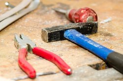 Werkzeuge auf einer Werkbank liegend. Foto: Sabine Schulte/Pixabay
