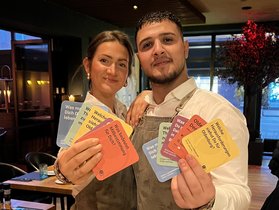 Buntes Quintett: Sadir Abdiko und Laureen Reiners vom Restaurant „Sasso“ präsentieren die fünf „Oldenburger Deckel“. Foto: Stadt Oldenburg