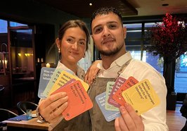 Buntes Quintett: Sadir Abdiko und Laureen Reiners vom Restaurant „Sasso“ präsentieren die fünf „Oldenburger Deckel“. Foto: Stadt Oldenburg