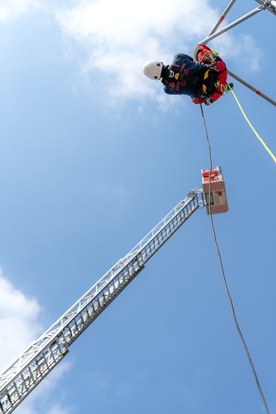 Übung der Feuerwehr in luftiger Höhe mit einem Korb an einer ausfahrbaren Leiter. Foto: Izabela Mittwollen