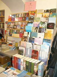 Regal mit Büchern. Foto: Christiane Jankowski Regal mit Büchern. Foto: Christiane Jankowski