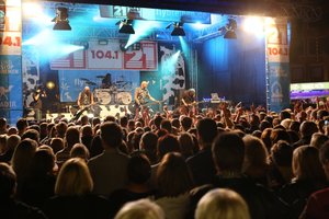 Menschenmenge vor einer Stadtfest-Bühne. Foto: OlDigitaleye Menschenmenge vor einer Stadtfest-Bühne. Foto: OlDigitaleye