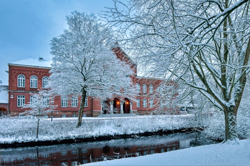 Hans-Jürgen Zietz Winter am Alten Gymnasium in Oldenburg. Foto: Hans-Jürgen Zietz
