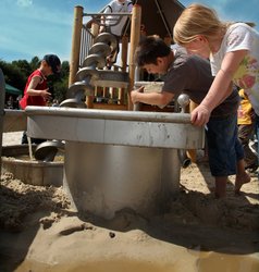 Kinder spielen am Wassermatschplatz. Foto: Stadt Oldenburg Kinder spielen am Wassermatschplatz. Foto: Stadt Oldenburg