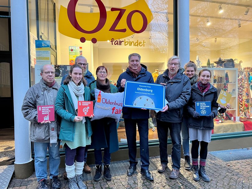 Oberbürgermeister Krogmann überreicht den Newcomer-Preis im Wettbewerb „Kommune bewegt Welt“ an Gerd Pöppelmeier vom ÖZO sowie Ehrenamtliche von „Oldenburg handelt fair“. Foto: Stadt Oldenburg