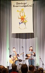 Zwei Frauen spielen Gitarre und Ukulele