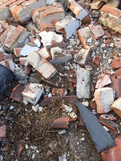 abgebrochene Ziegelsteine, Bauschutt und Bruchstücke von Asbestplatten. Foto: Stadt Oldenburg